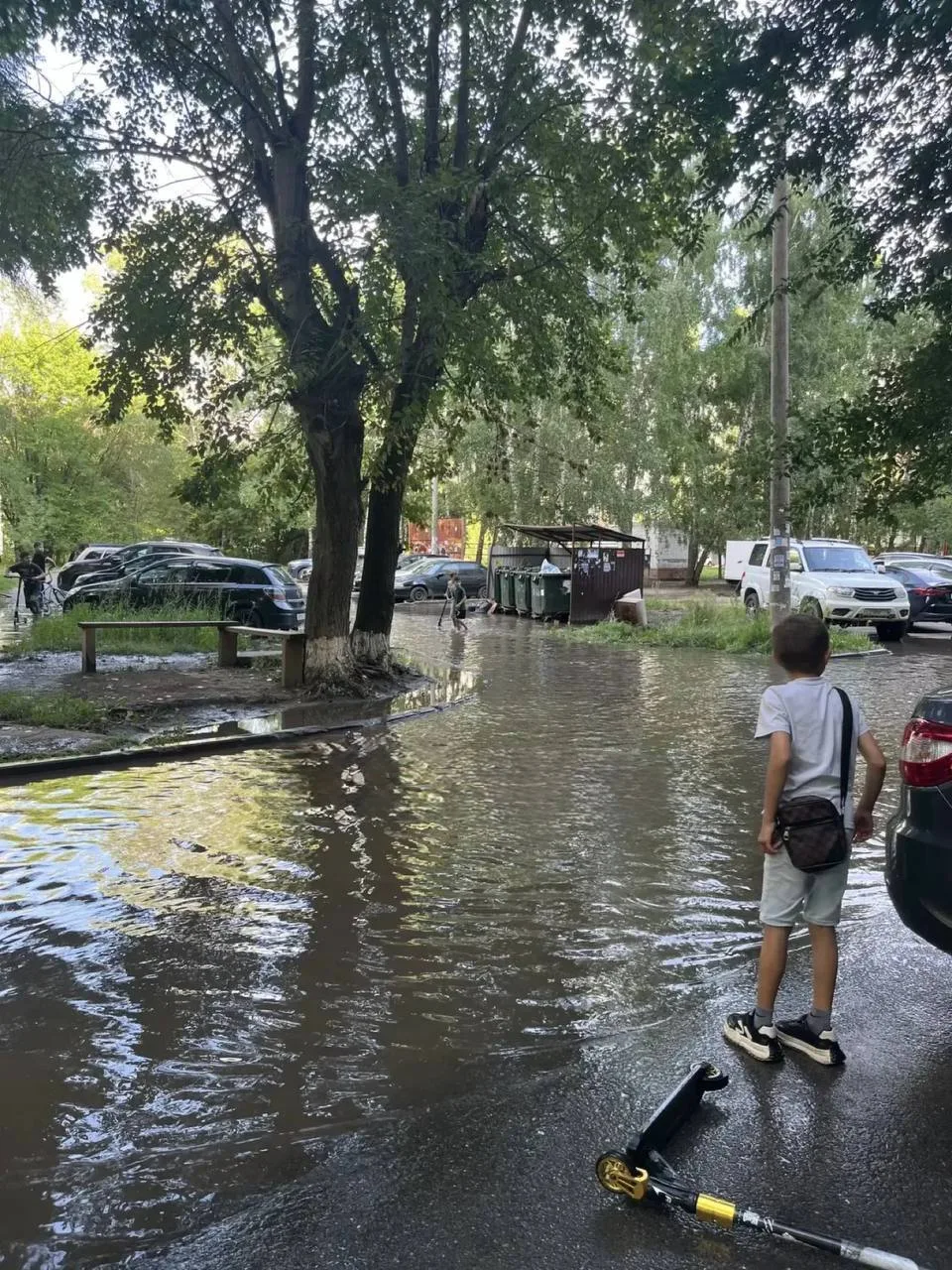 Целый двор затопило в Казани

«Река» разлилась по Ямашева, 60.

Местные жители говорят, что переполн