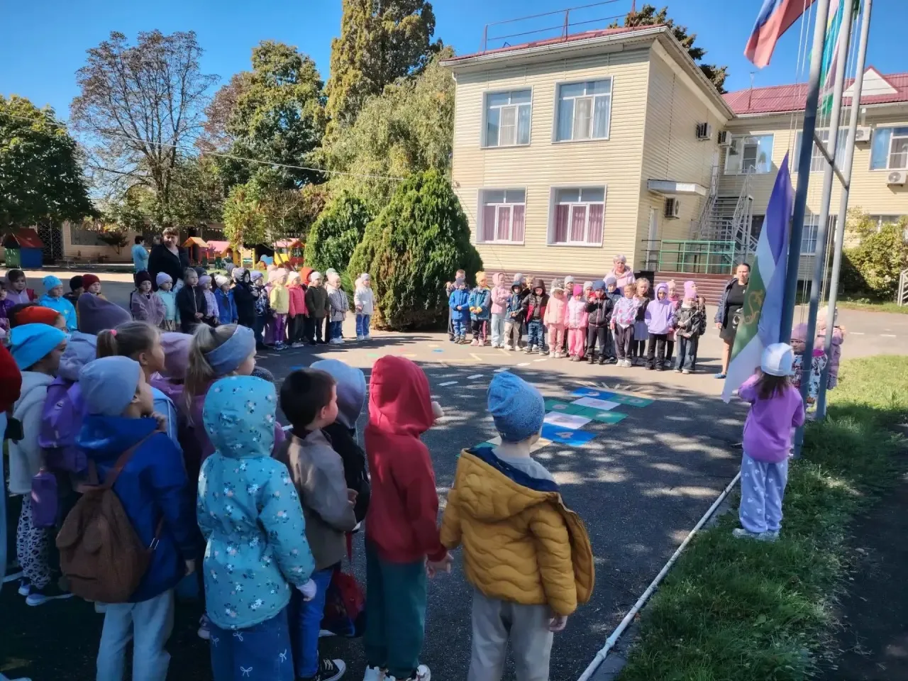Сегодня ребята ГКН (старшая) на торжественной линейке подняли флаги России, Кубани и Се...