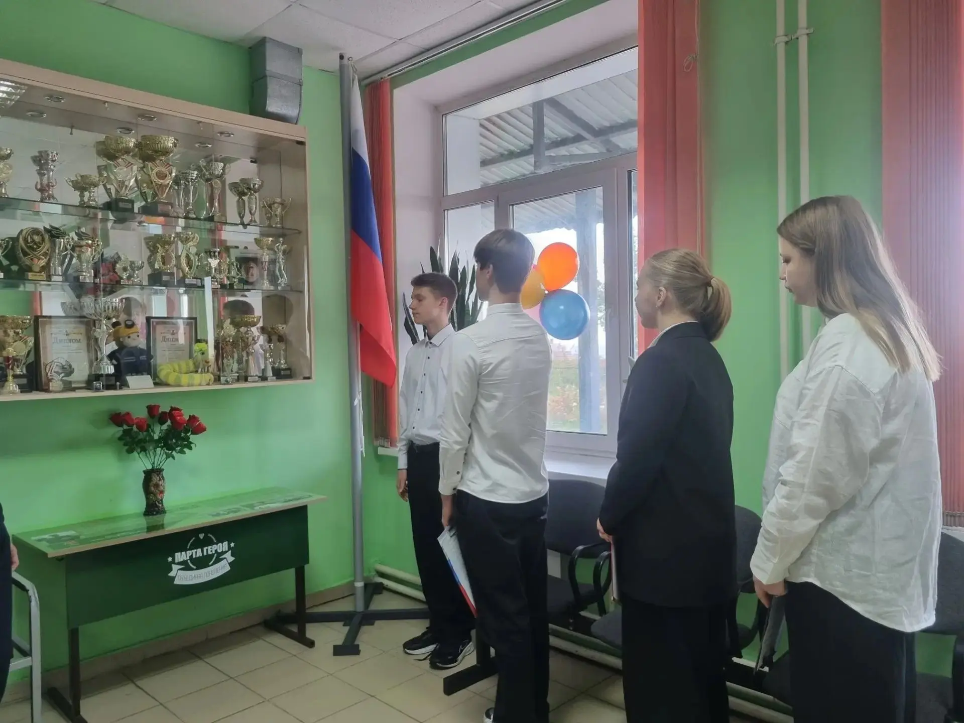 Сегодня, 5 октября, в нашем фойе прошла особенная линейка. В честь Дня учителя утро нач...