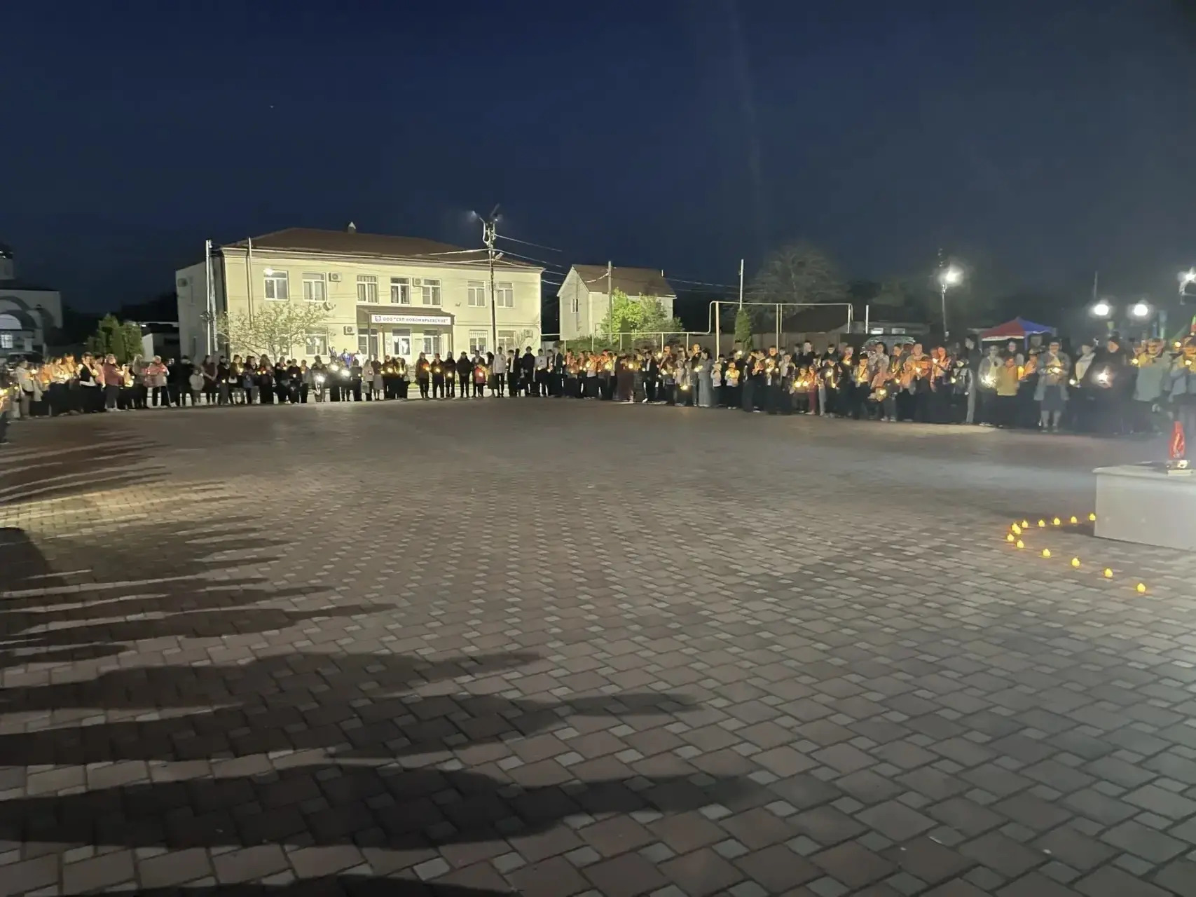 По сложившейся традиции, продолжением школьного фестиваля фронтовой песни стала акция «...