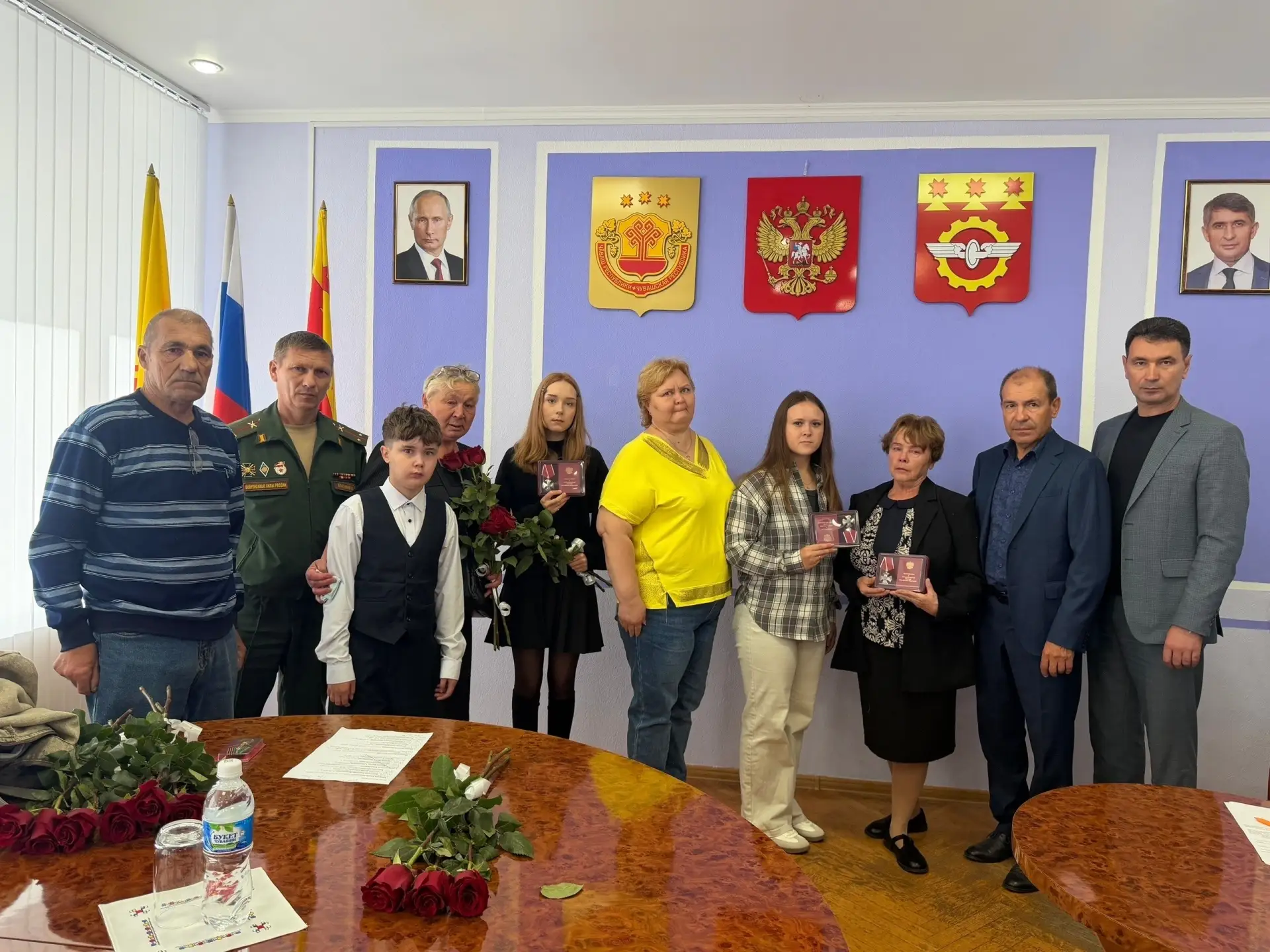 В Канашском районе государственные награды передали семьям героев СВО.