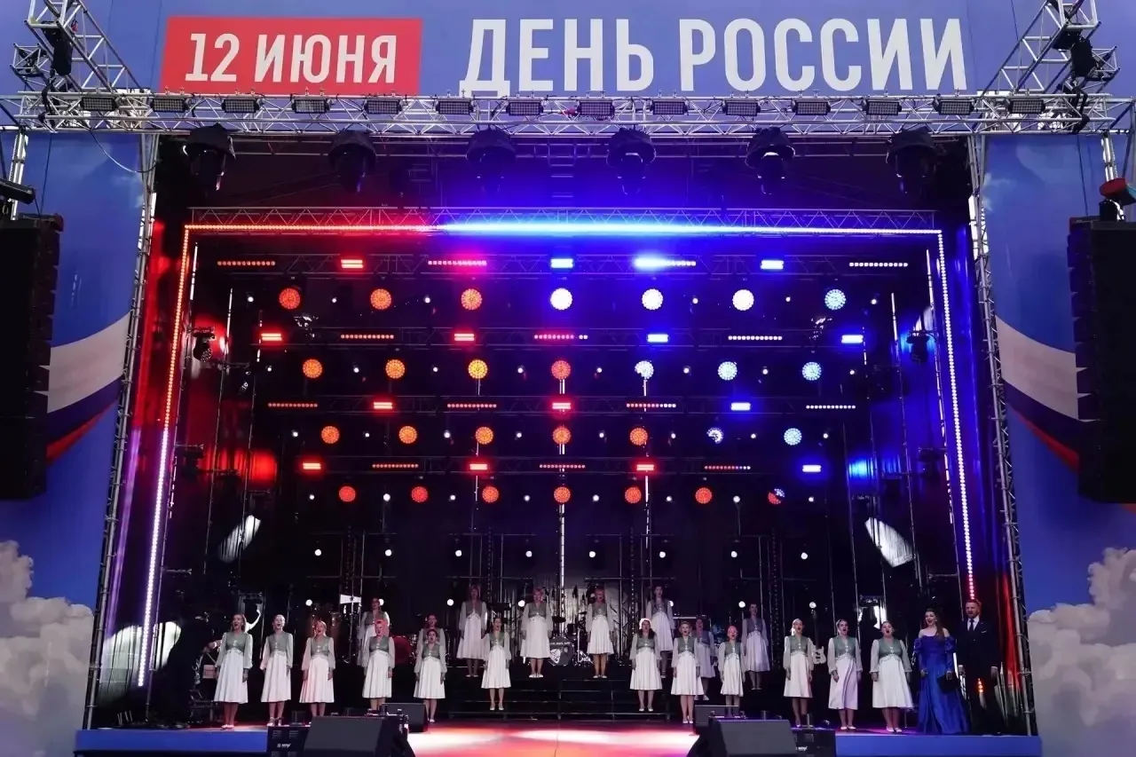 И сердце своё я тебе отдаю, как лучшему другу!

Сегодня наш город наполнен атмосферой праздника. В ч