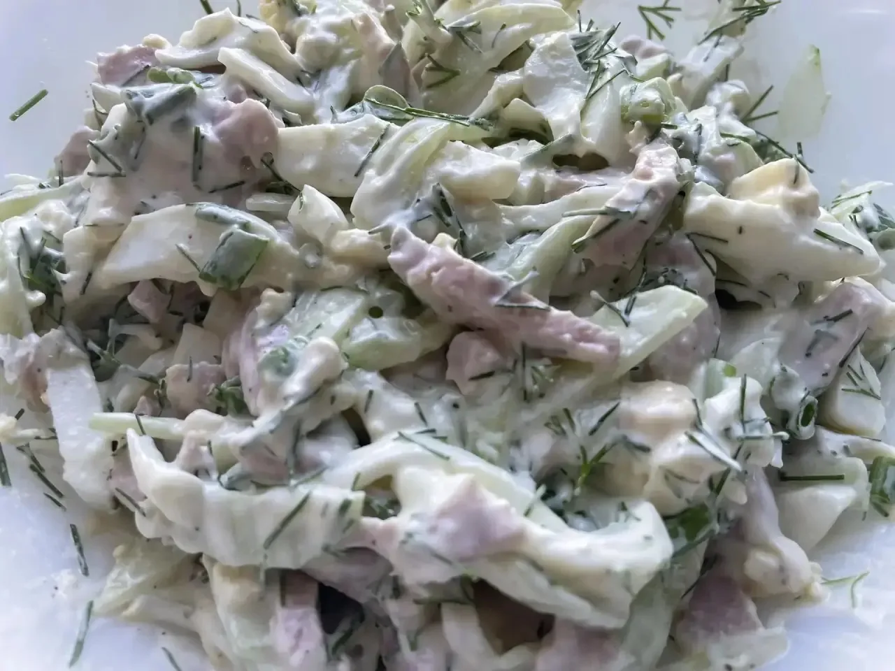 Салат «Будничный» 🥗 

Ингредиенты:

Вареная колбаса – 100 гр
Сыр - 50 гр.
Яйца - 3 шт.
Огурец свежи