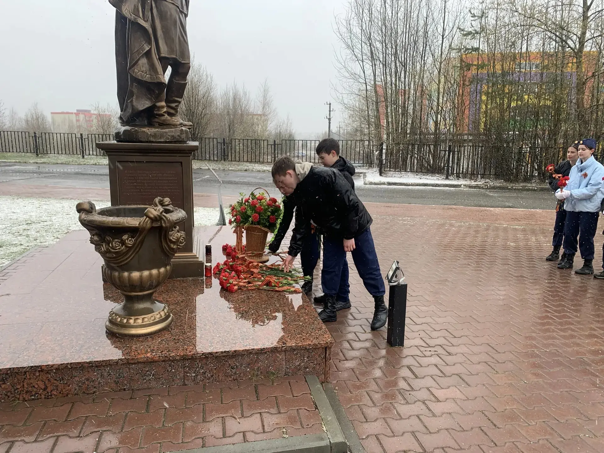 🌹🌹🌹9 мая учащиеся 7в кадетского класса вместе со своим классным руководителем Калашниковым Андреем В