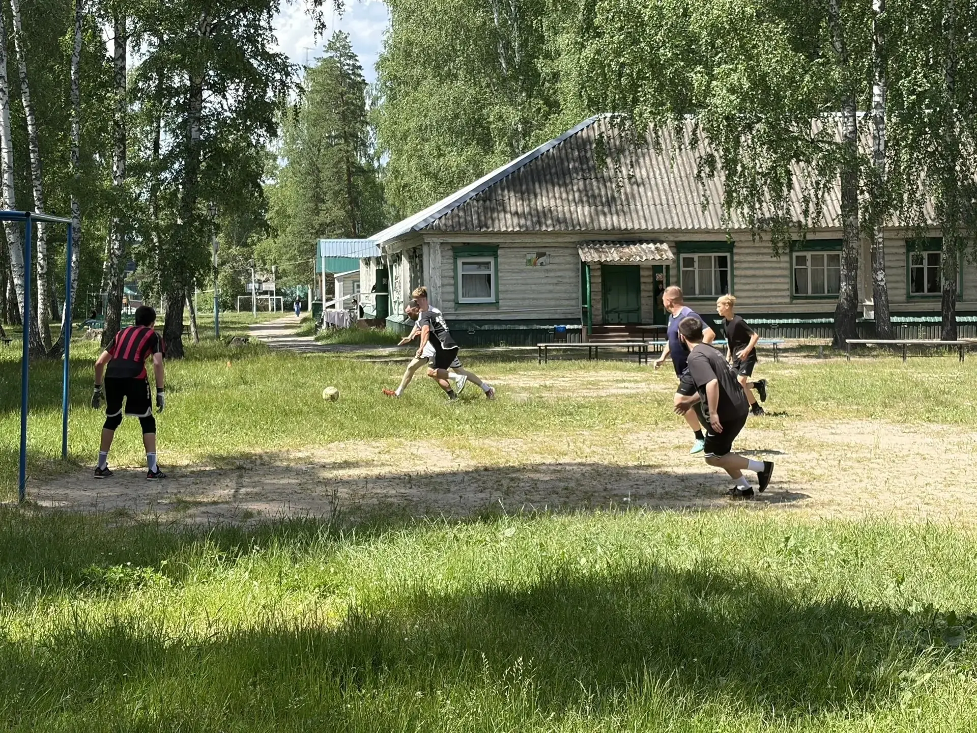 В детском оздоровительном лагере «Берёзка» состоялся товарищеский футбольный матч между командой уча