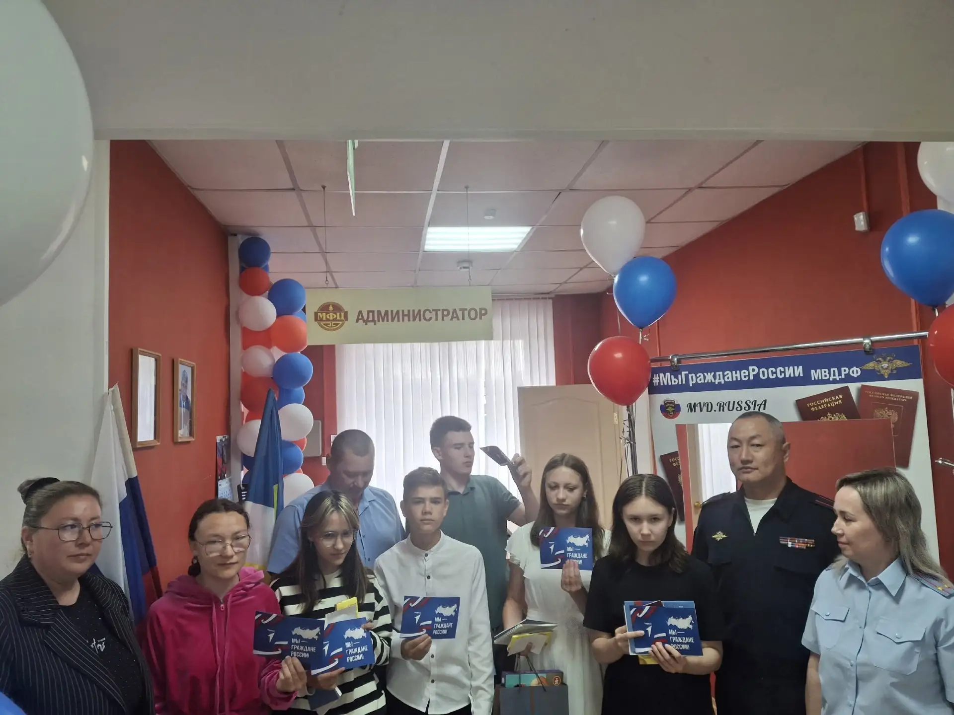 Паспорт гражданина — символ веры в будущее России!

Сегодня, в преддверии Дня России, по всей стране