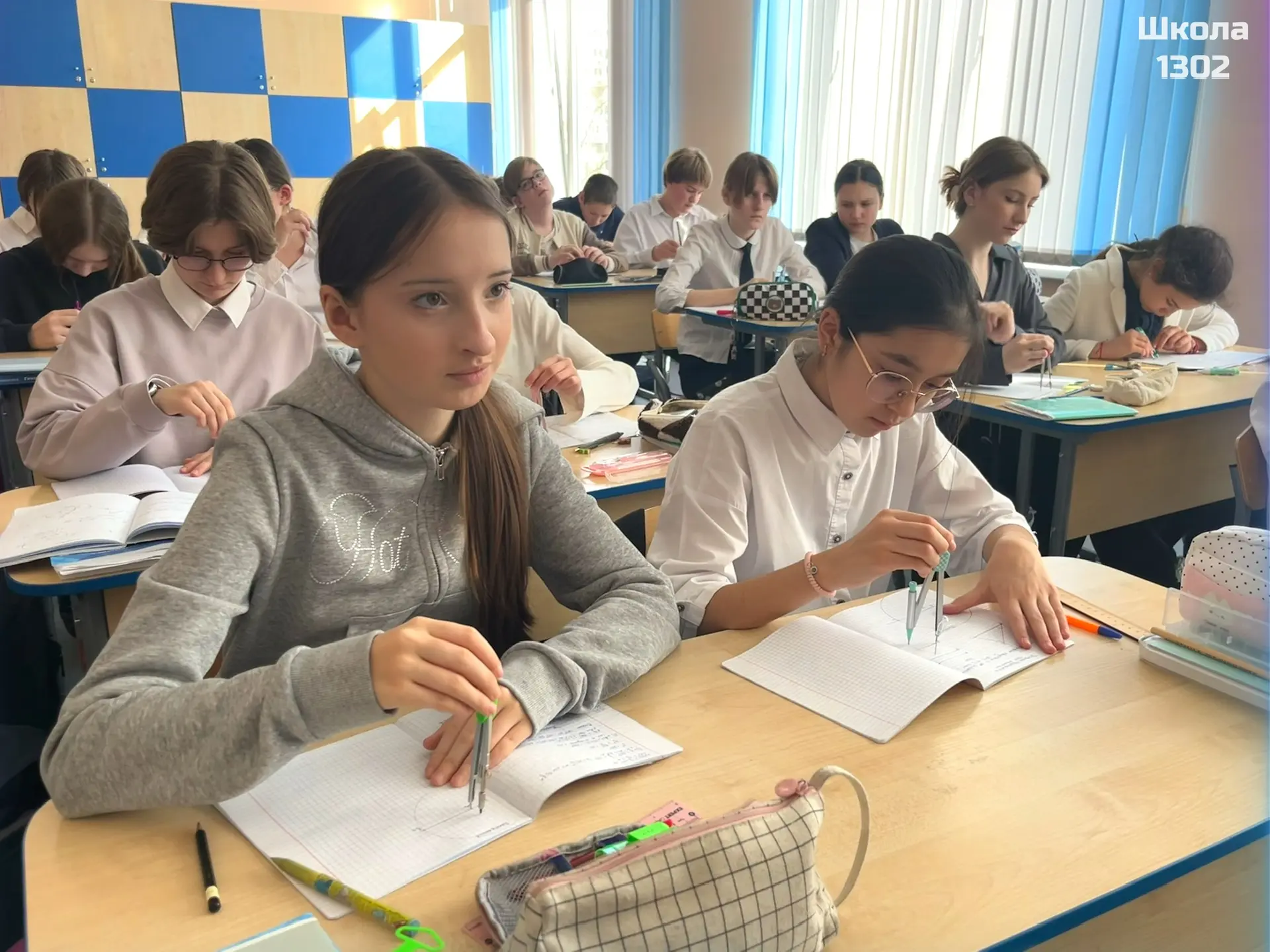 📐 Занятие по математике в 7 классе: строительство треугольников!  🏗 Геометрические знания активно пр