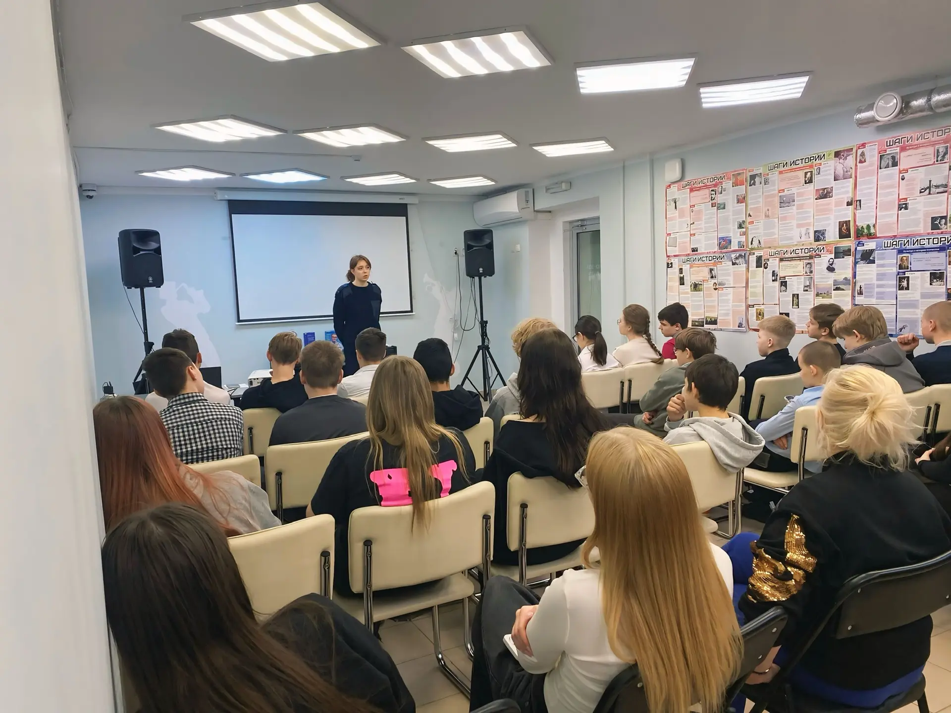 Сегодня ученики 8 «Б» класса посетили Городскую юношескую библиотеку, где для них была организована 