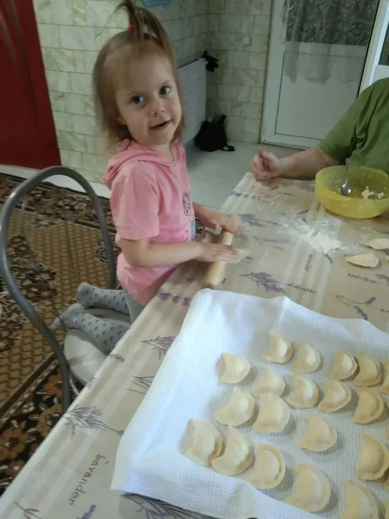 🥞 Семейная кухня: как родители готовили блюда народов России для ярмарки в детском саду.
