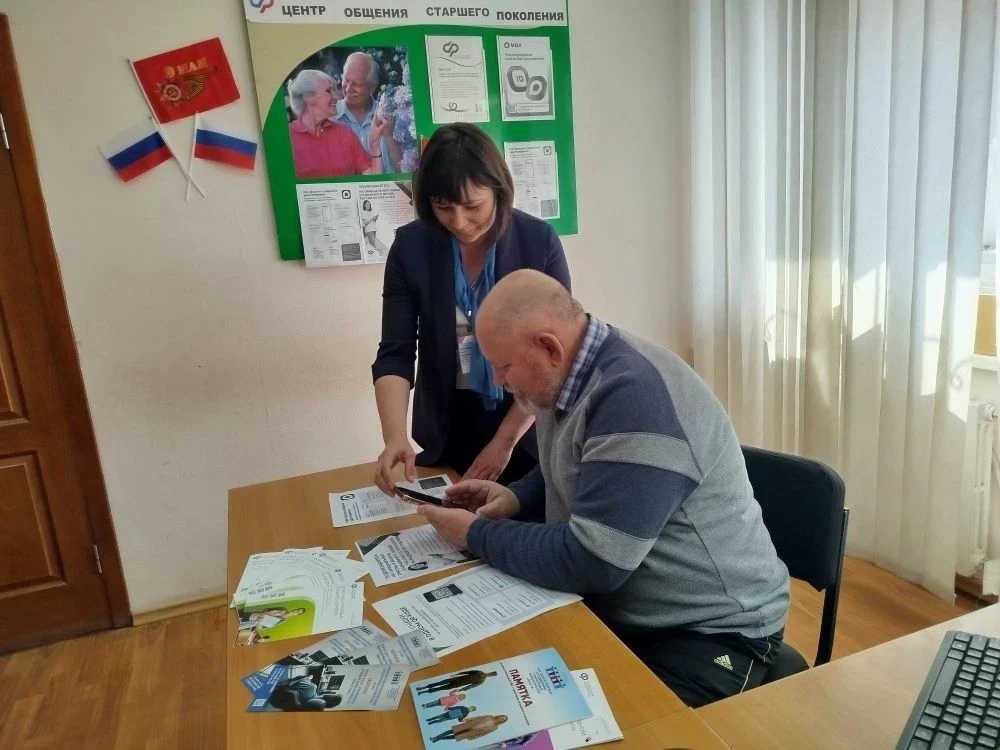 Уроки цифровой грамотности прошли в центрах общения старшего поколения ЛНР  📱В Брянке, Лутугино, Нов
