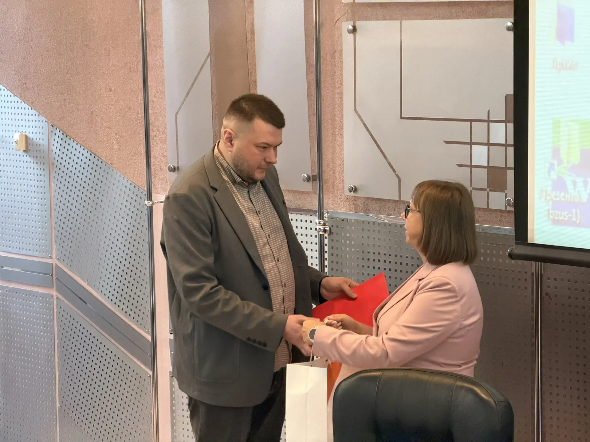 Поблагодарили за работу наших проректоров Михаила Николаевича Казмерчука и Ольгу Васильевну Еремееву