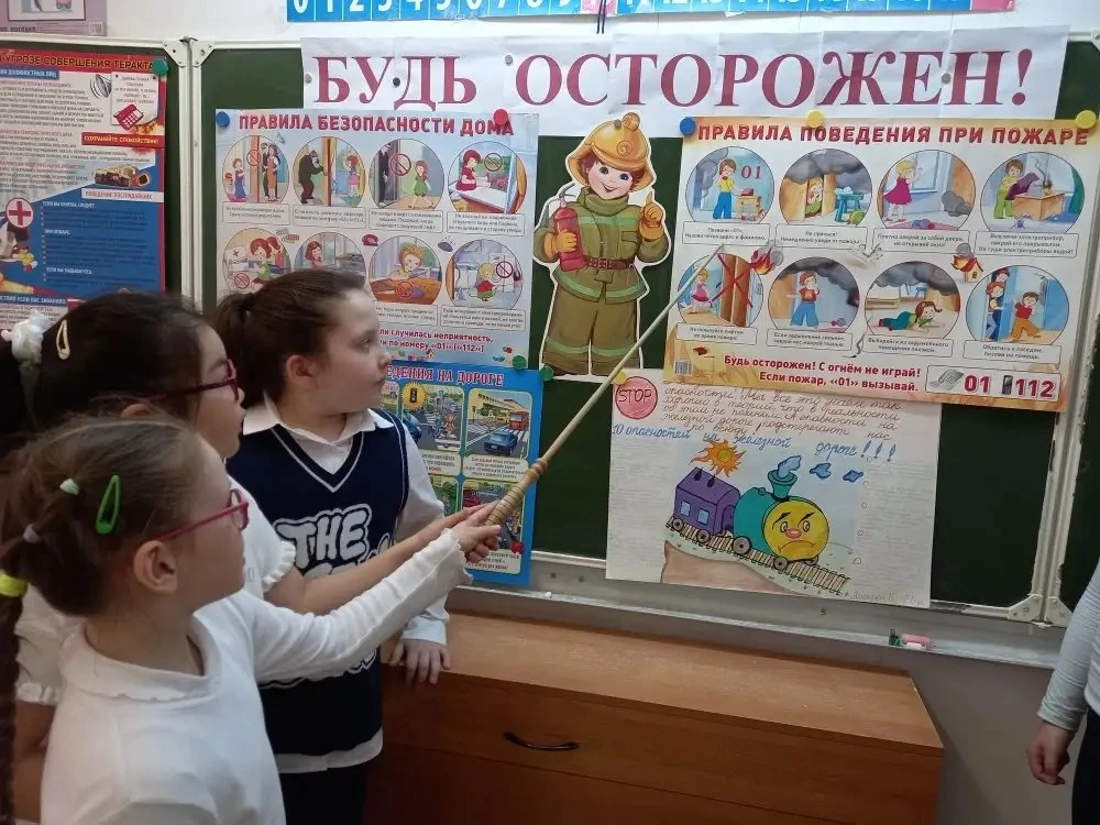 🚦 Безопасность не на каникулах: как в школе №18 прошла «Неделя безопасного поведения» 🛡️  На этой не