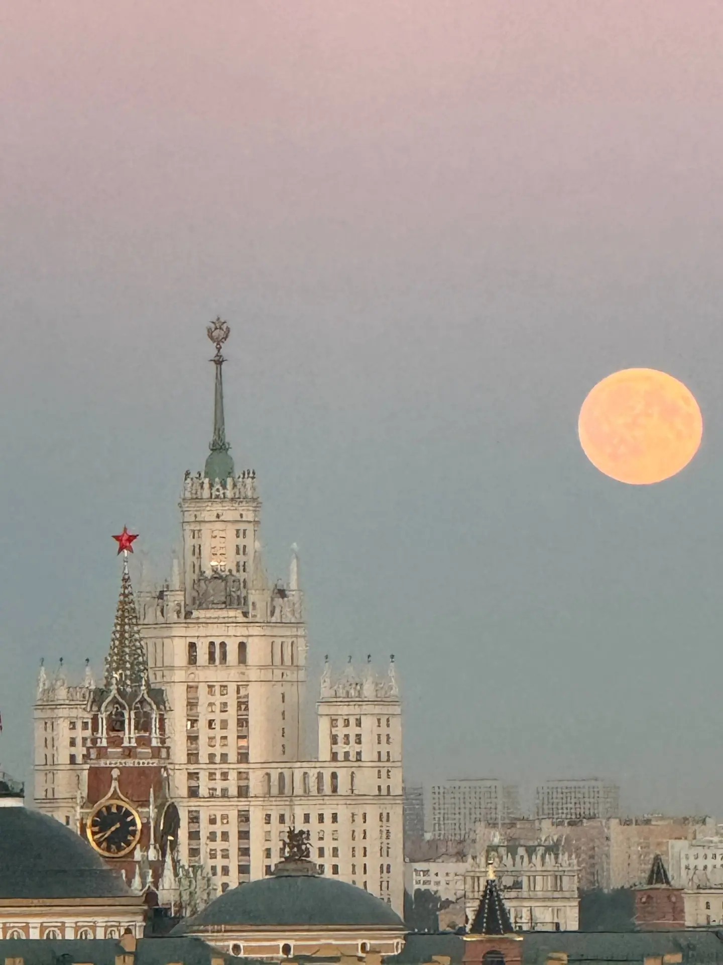 😍 Гигантская красивая Луна взошла над Москвой.