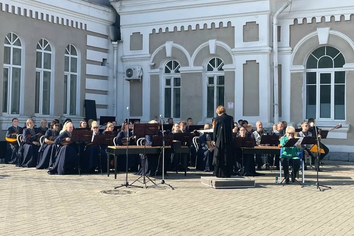 Сегодня на ЖД вокзале Череповца прозвучит «Священная война».

Оркестр русских народных инструментов 