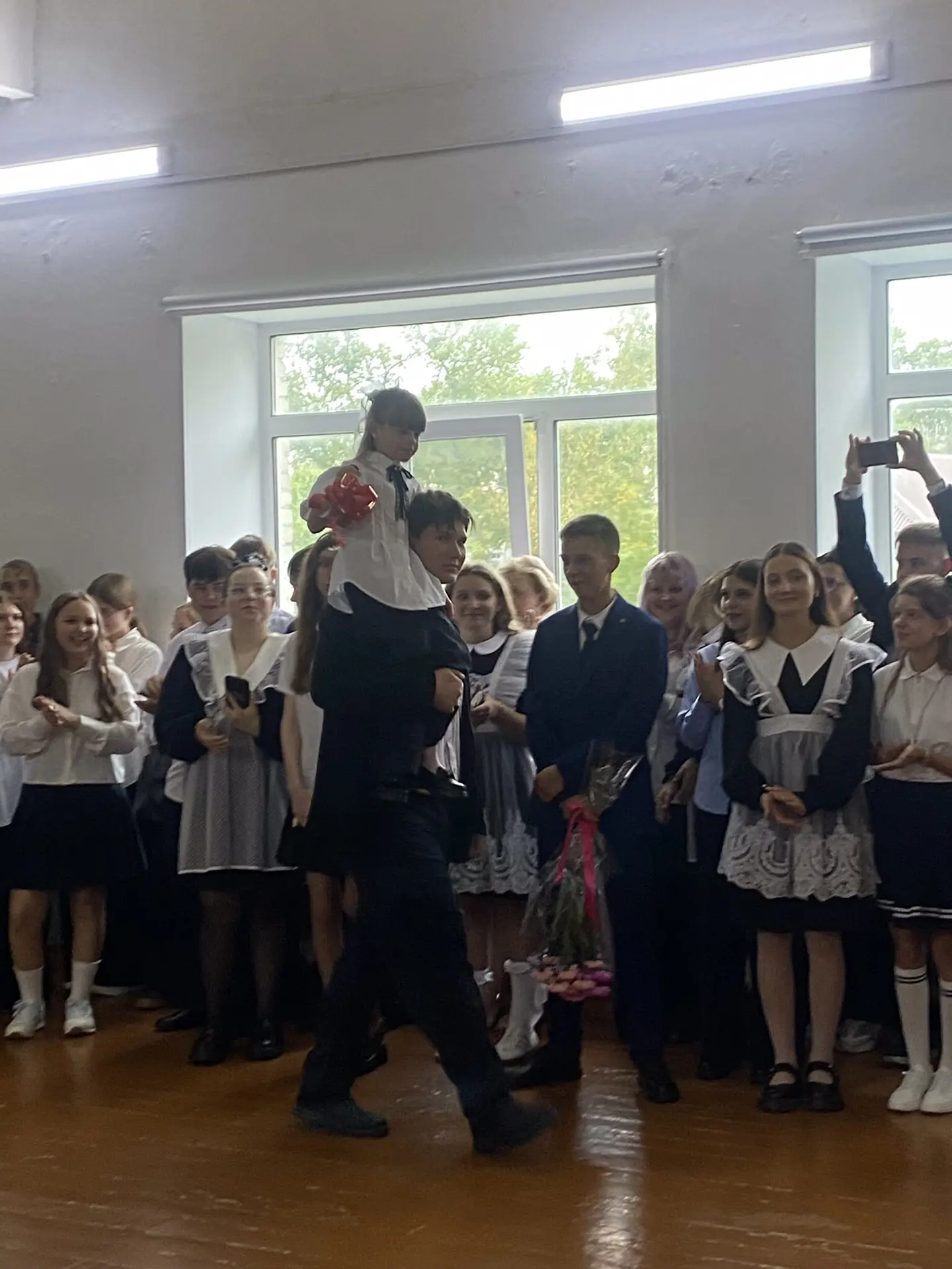 Прозвенел Первый звонок, он позвал всех на урок!