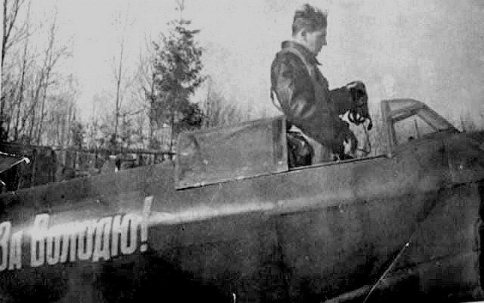 Младший сын Сталина, Василий, в кабине самолёта Як-9 с надписью «За Володю!» в память о...