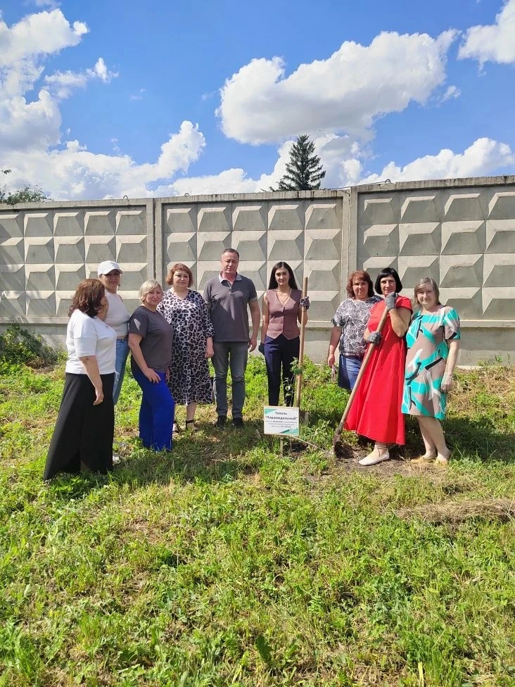 🌱 Новый росток в Семейном МФЦ!

🌳 В честь Дня социального работника сотрудники Центра высадили топ