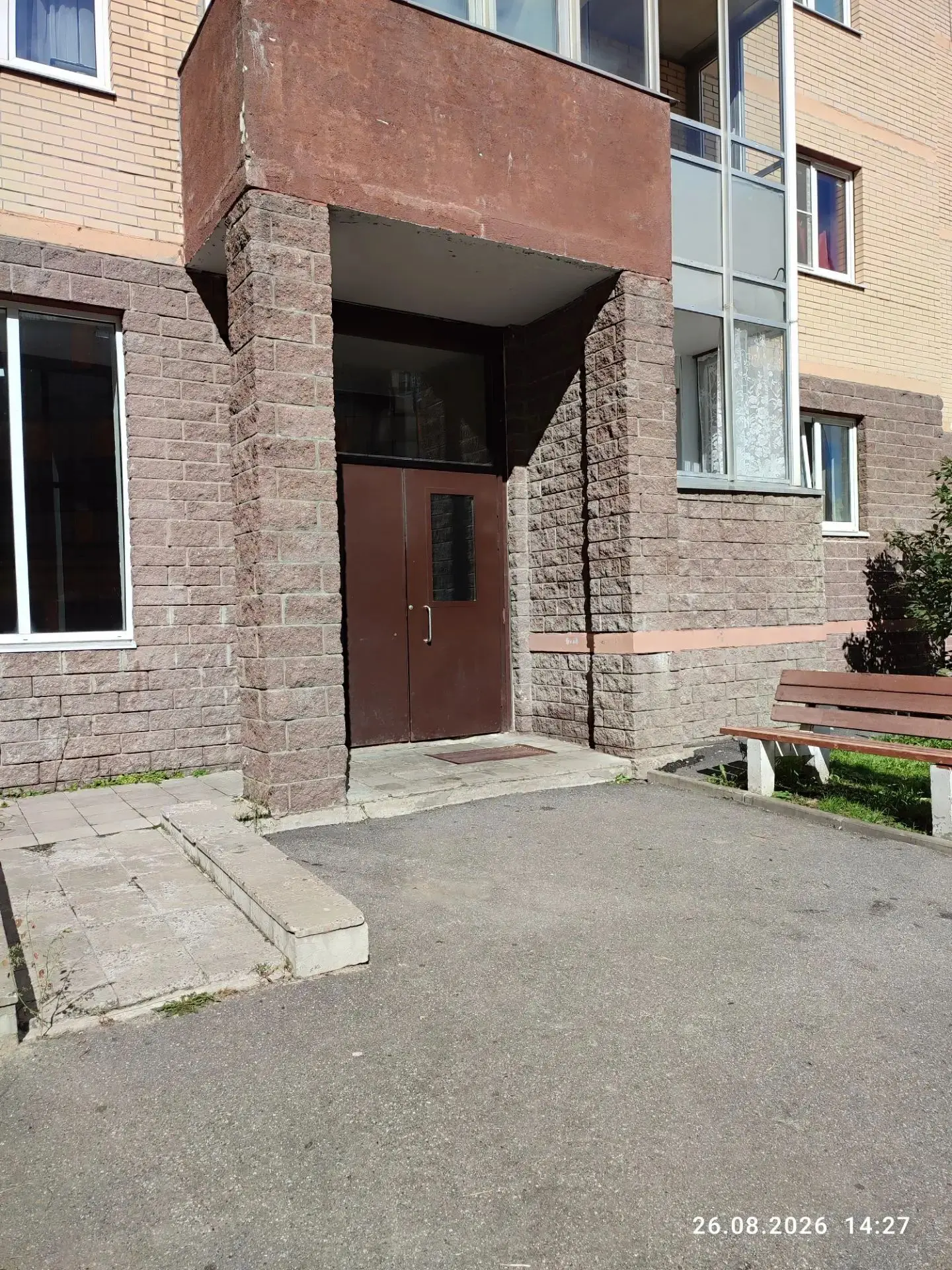 🧹 Уборка парадных и придомовой территории.