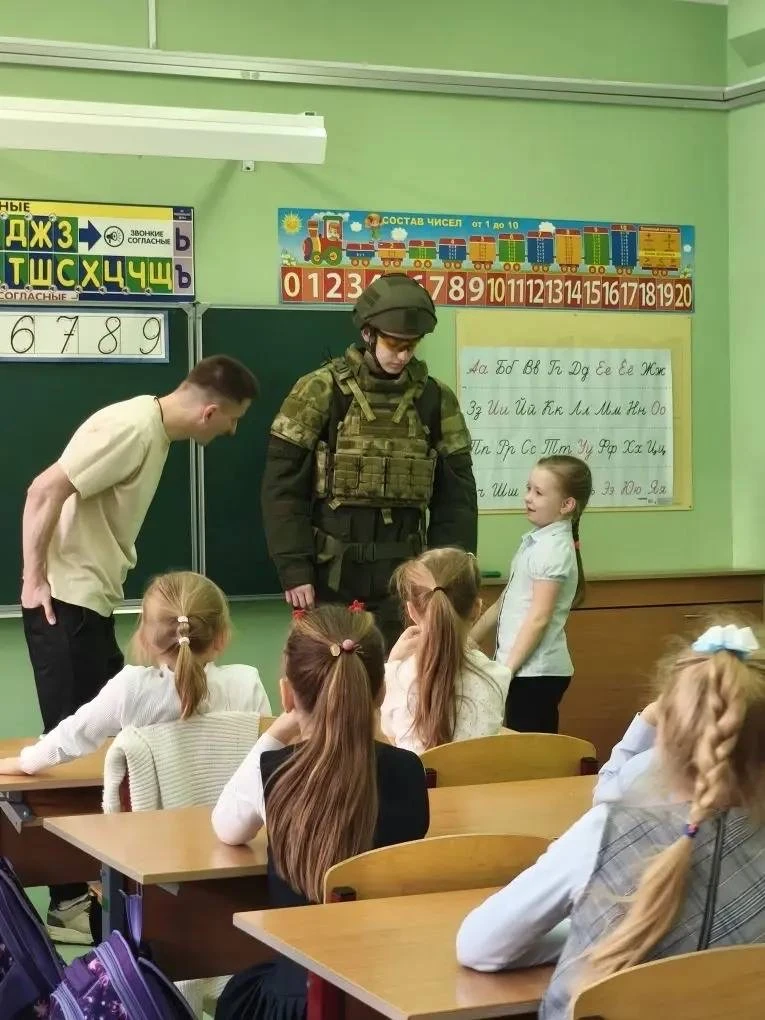 В 1 классе сегодня было проведено познавательное внеклассное занятие на тему работы научно‑производс
