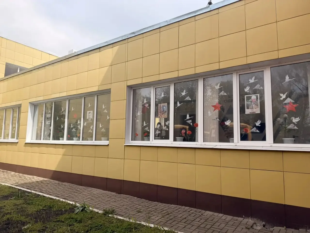 МОУ «Майская гимназия» принимает участие в акции «Окна Победы». Это замечательная и трогательная ини