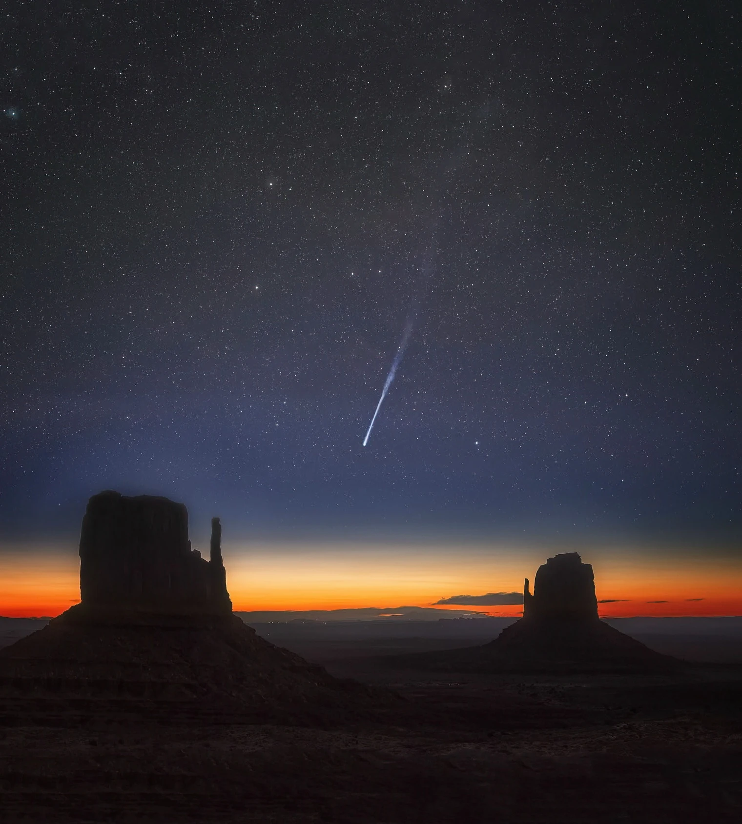 Комета C/2025 R3 (PanSTARRS) над Долиной монументов штата Юта, апрель 2026 года 🌠