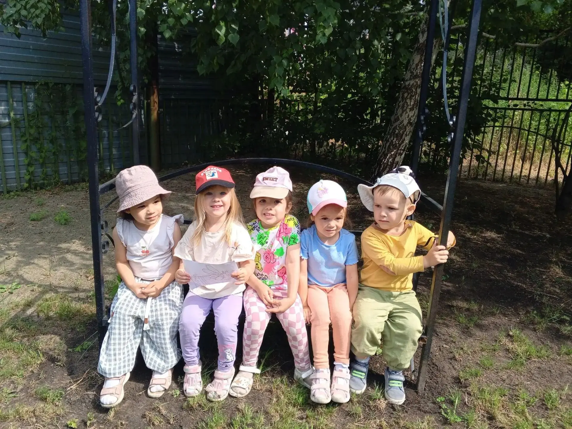 Зарядились солнцем по полной! 
☀️ Этим летом у наших карапузиков самые насыщенные дни.
🌞 Как начина