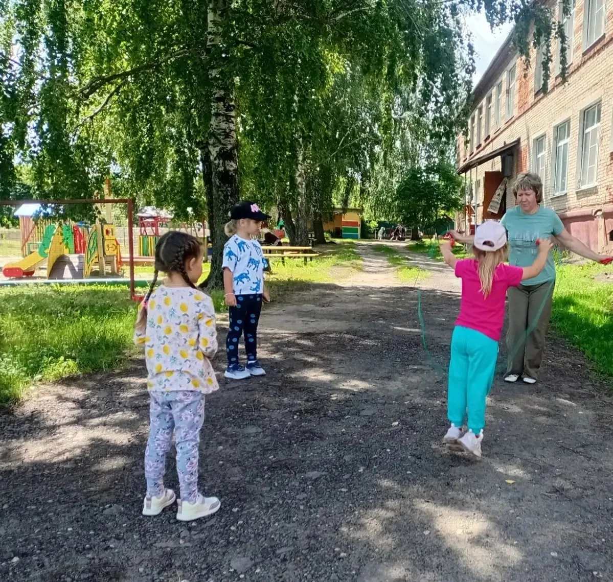 Приглашаем на пикник,
Всех, кто сердцем не  старик!
Поиграем дружно в прятки,
Разрешим померить тапк