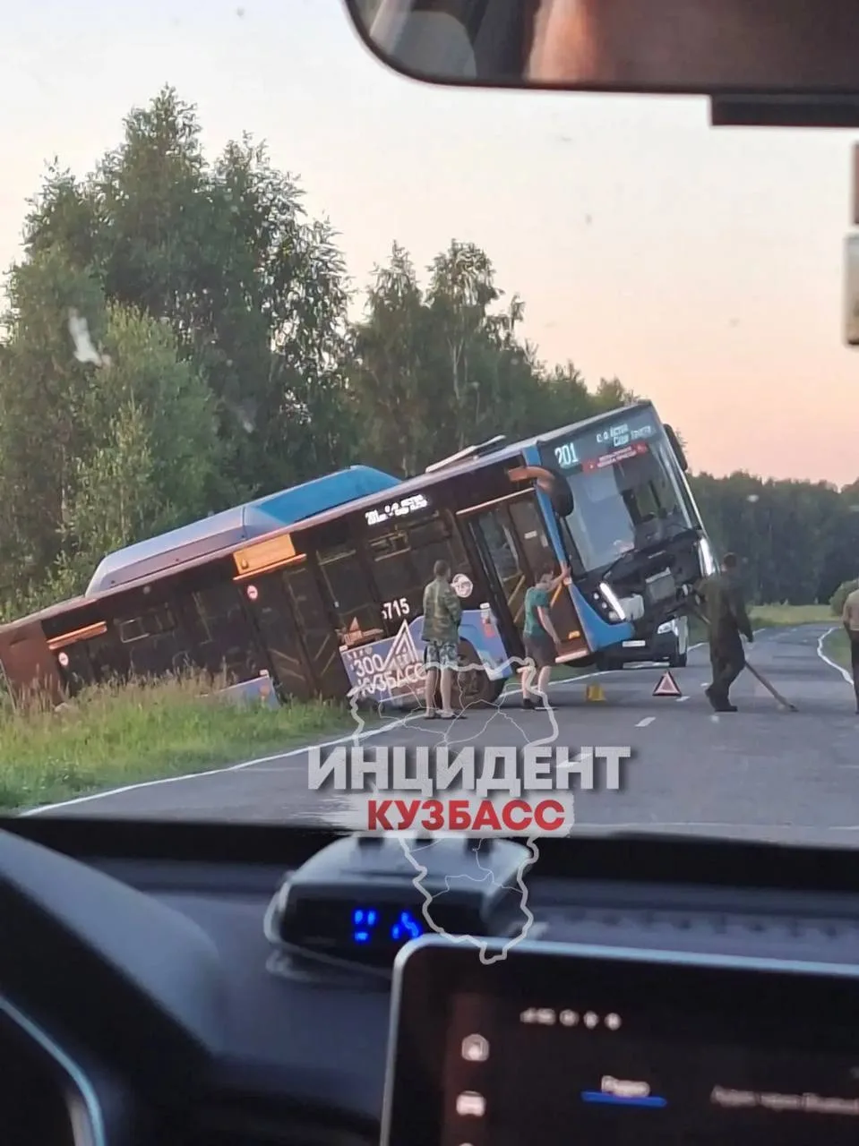 Автобус №201 съехал с трассы в Кузбассе