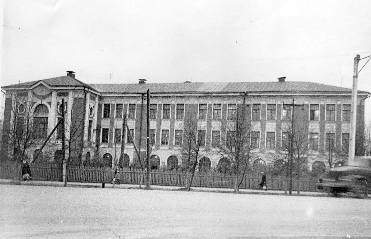 🏫 Вид на школу №1, бывшее Реальное училище на Большой Серпуховской улице. - 📆 Начало ...