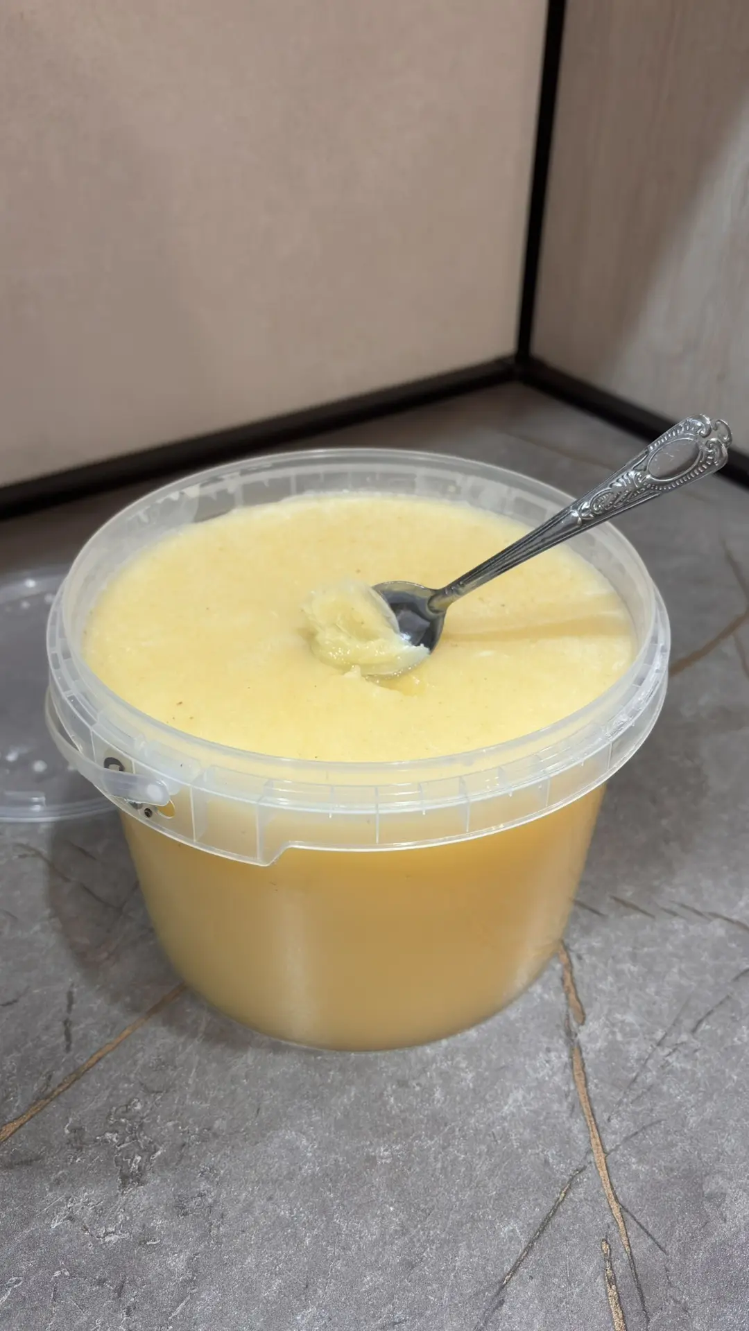 Очень вкусный цветочный мед с консистенцией масла с лесной пасеки.