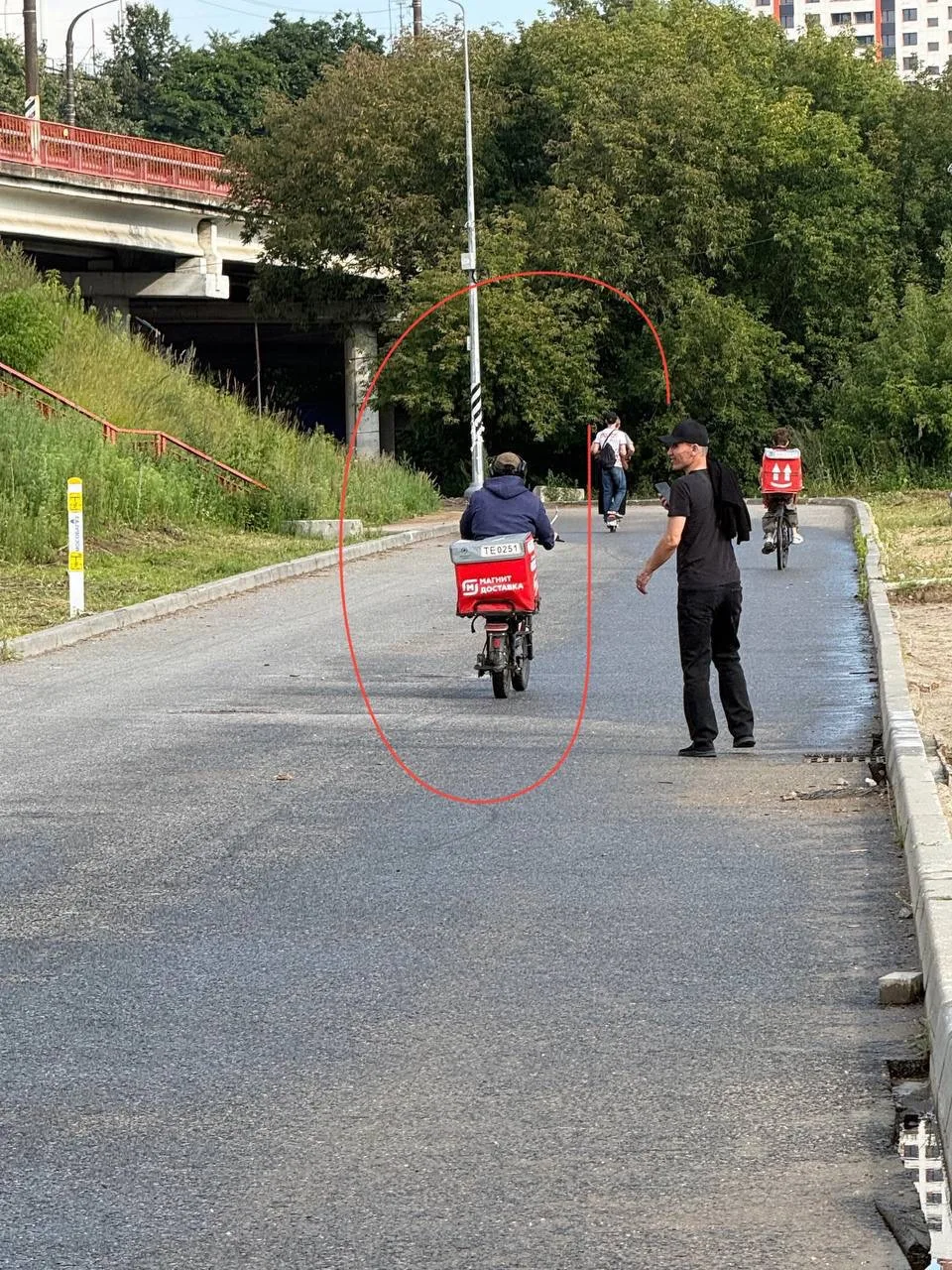 ⚠️Я направлялась по Октябрьскому, мимо меня проехал курьер, ударил меня по ягодницам, со всего разма