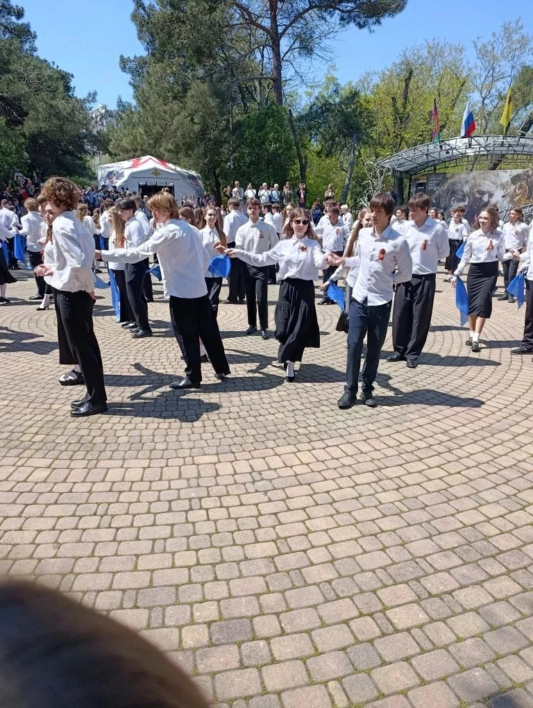 Ученики 8-10 классов сегодня приняли участие в танцевальном флешмобе «Синий платочек» в Новороссийск