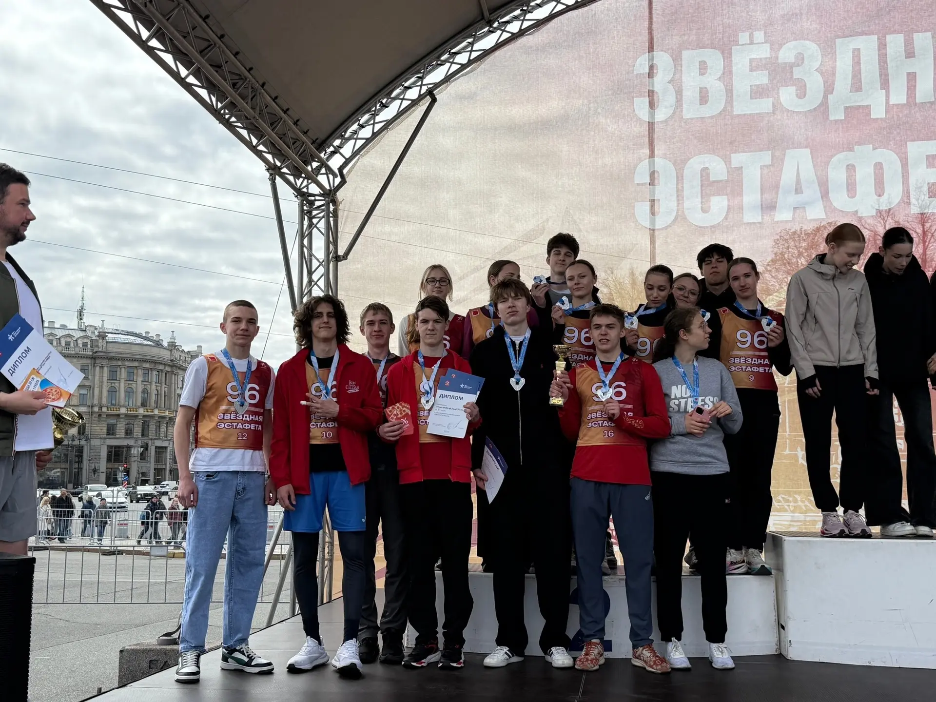 1 мая на Дворцовой площади прошла традиционная «Звездная эстафета» в честь Дня Победы. Наша команда 