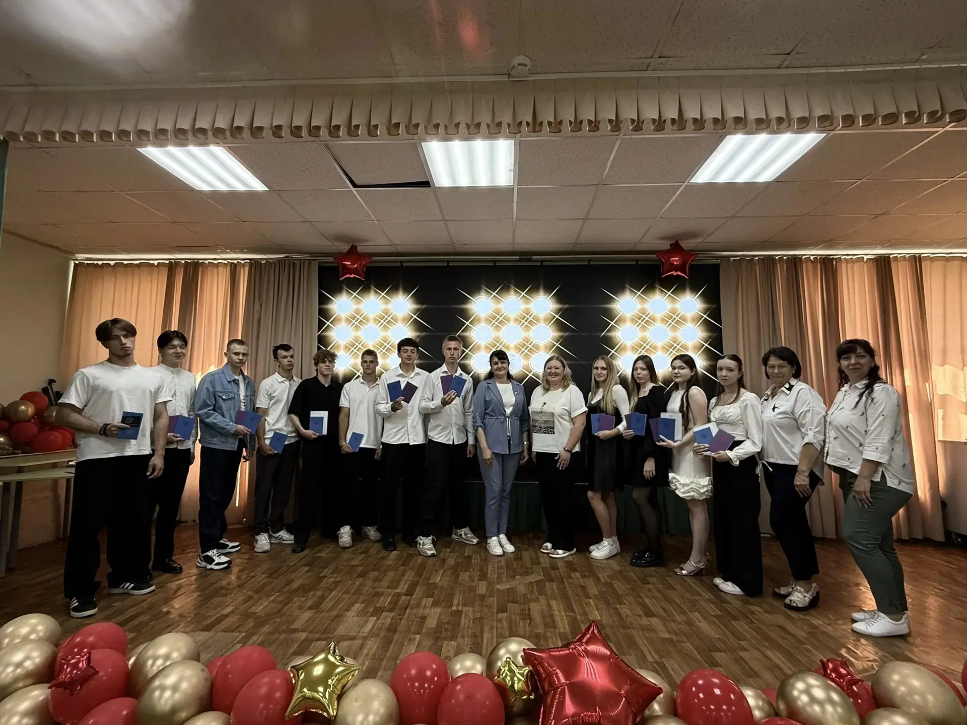 Аттестаты в руках — билеты в будущее. 🎈

26 июня мы вручили аттестаты нашим героям! Они это заслужи