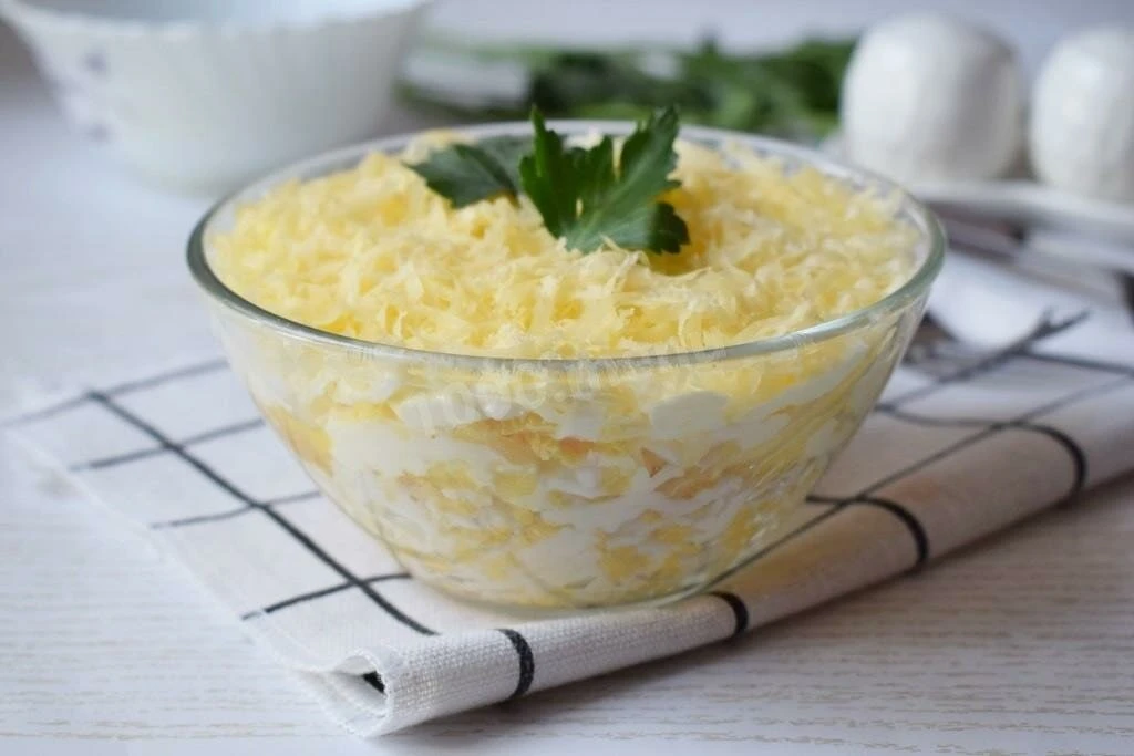 Простой и очень легкий салат с яблоком и яйцом!