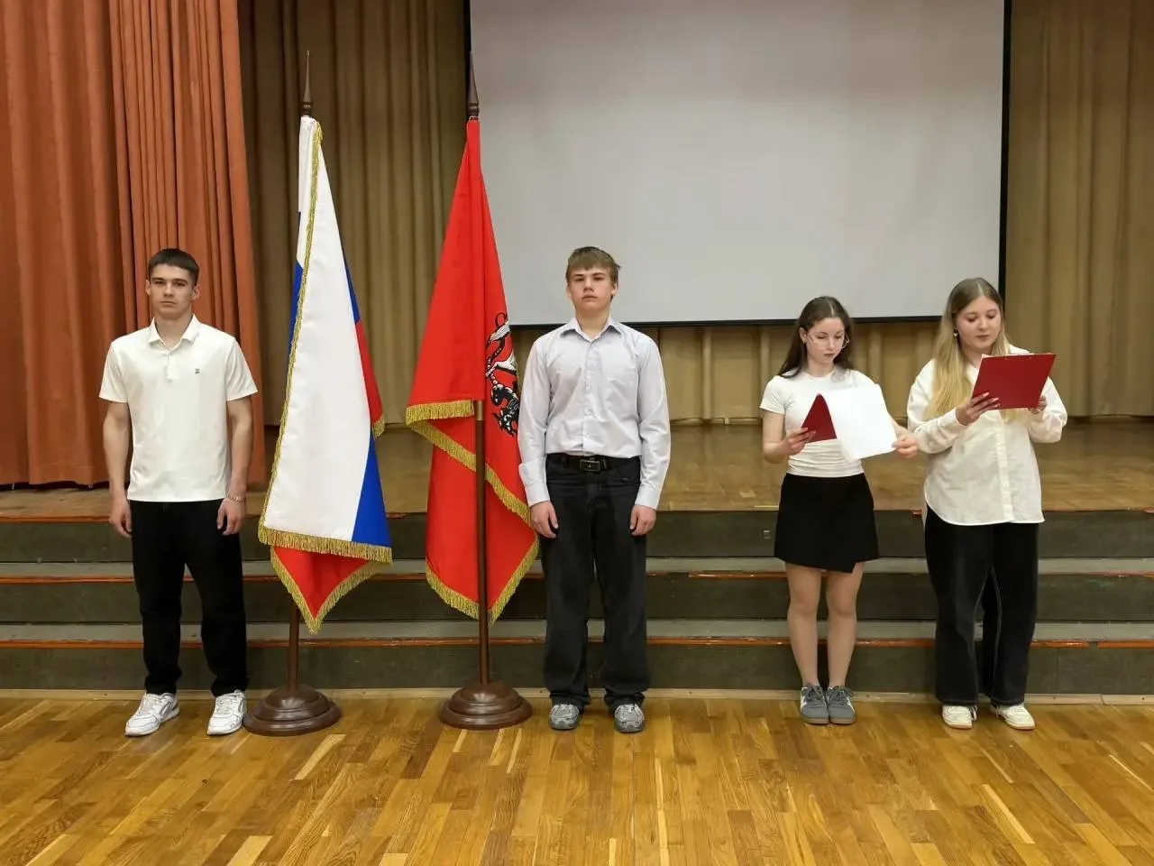 🇷🇺Наша неделя традиционно началась с торжественной церемонии поднятия Государственного флага Российс