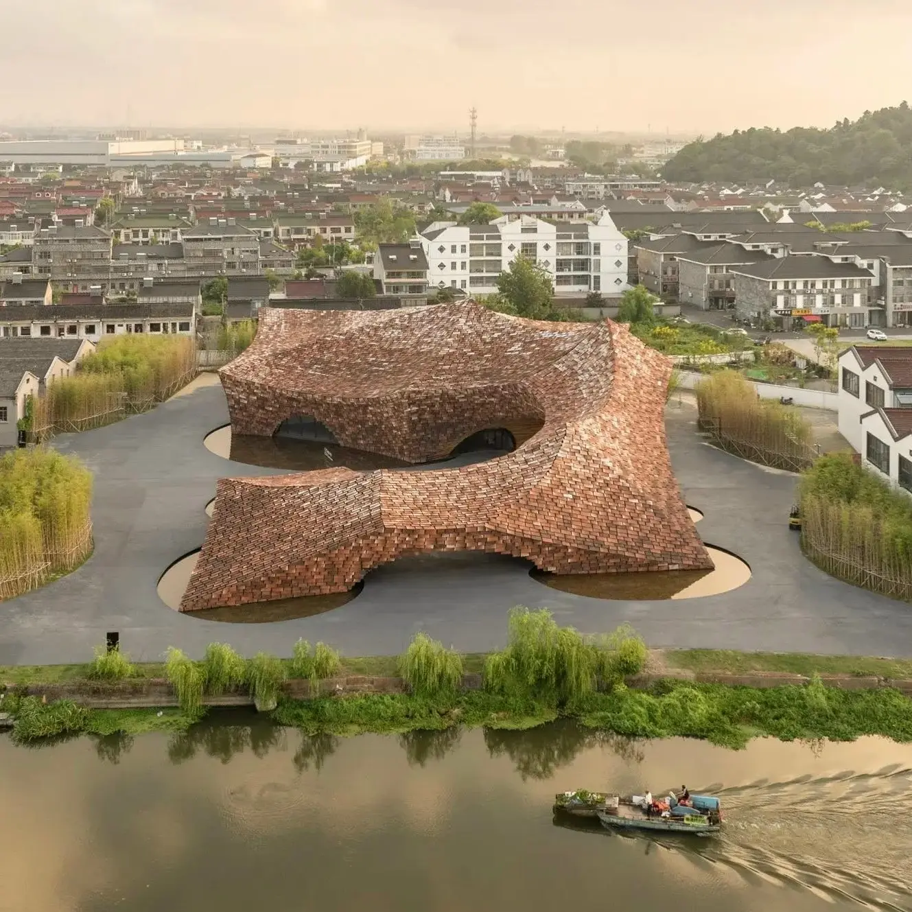 Kengo Kuma and Associates закончили этот музей меньше двух лет назад. Исин — это «керамическая столи