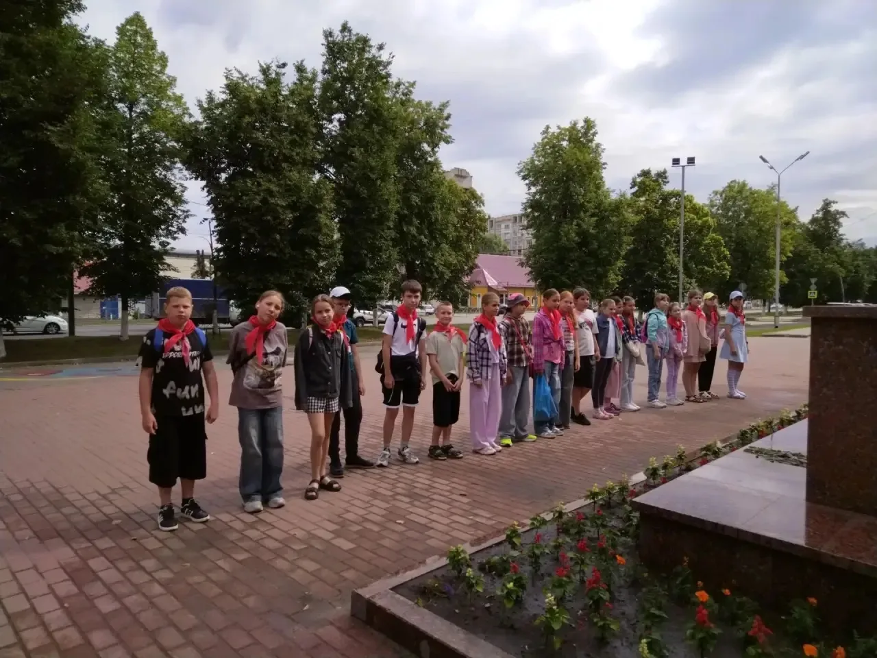 Сегодня, 22 июня, в День памяти и скорби, обучающиеся  лагеря «Искорка» приняли участие в памятной ц