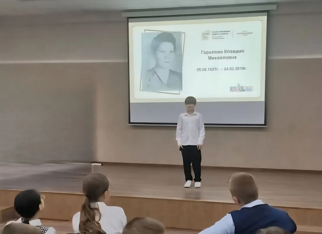 🎗️ В нашей школе стартовали сразу две важные патриотические акции, и первыми эстафету приняли учащие