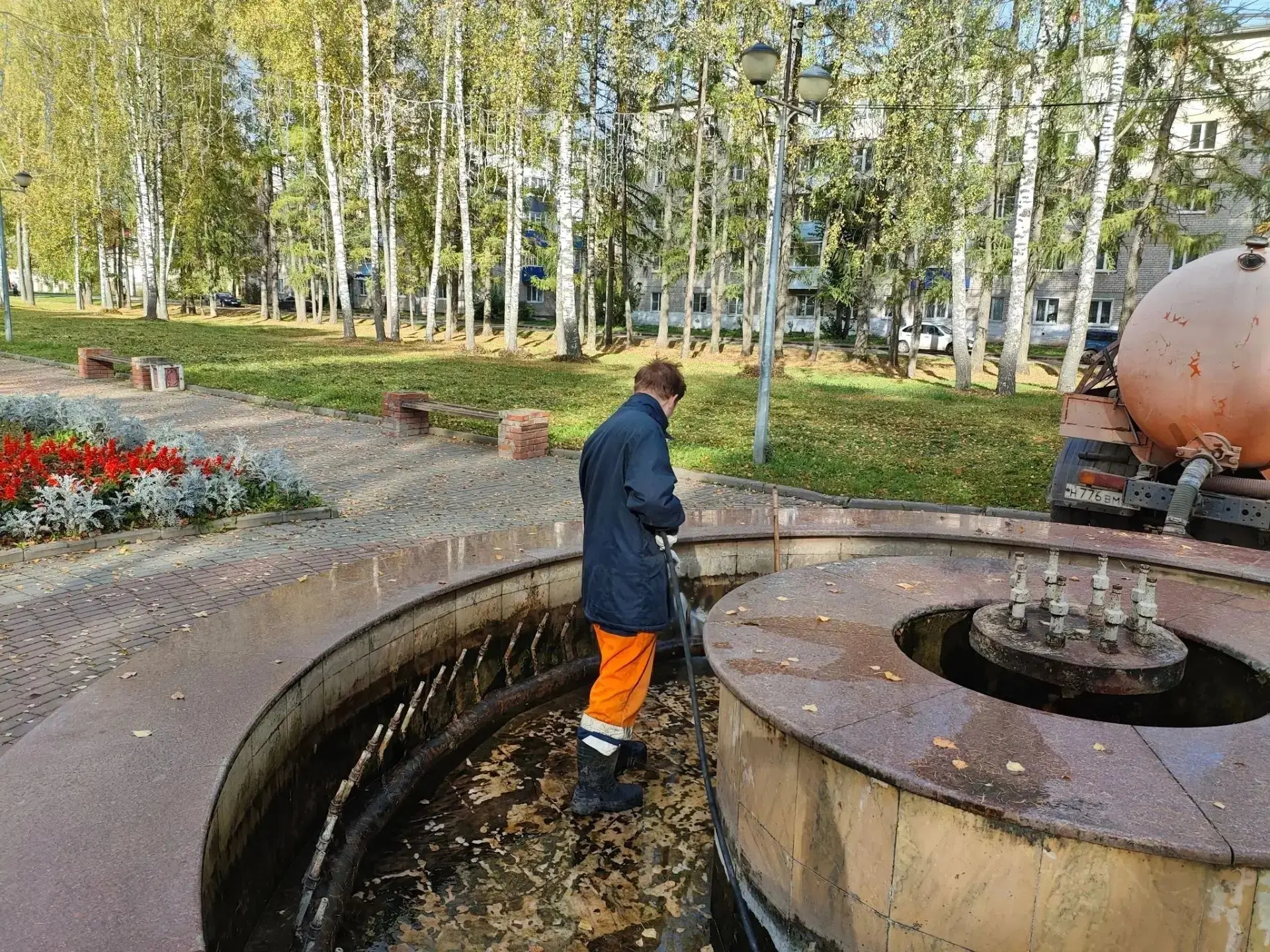 Сегодня сотрудники "ВодоканалСервиса" приступили к подготовке фонтанов к зимней консерв...