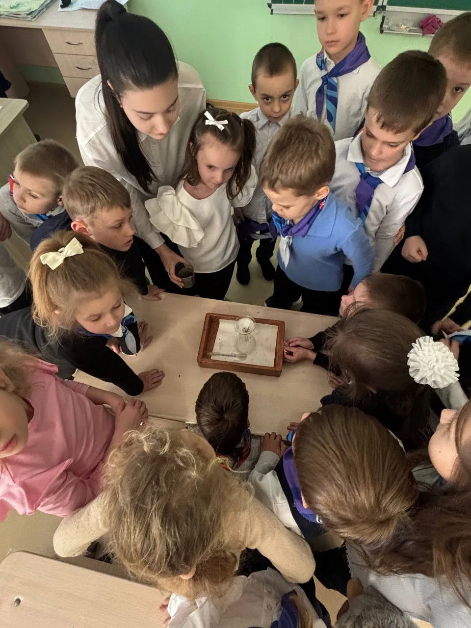 💧 Чистая вода из грязной лужи: маленькие секреты больших технологий в 1 «В»!  Сегодня первоклассники