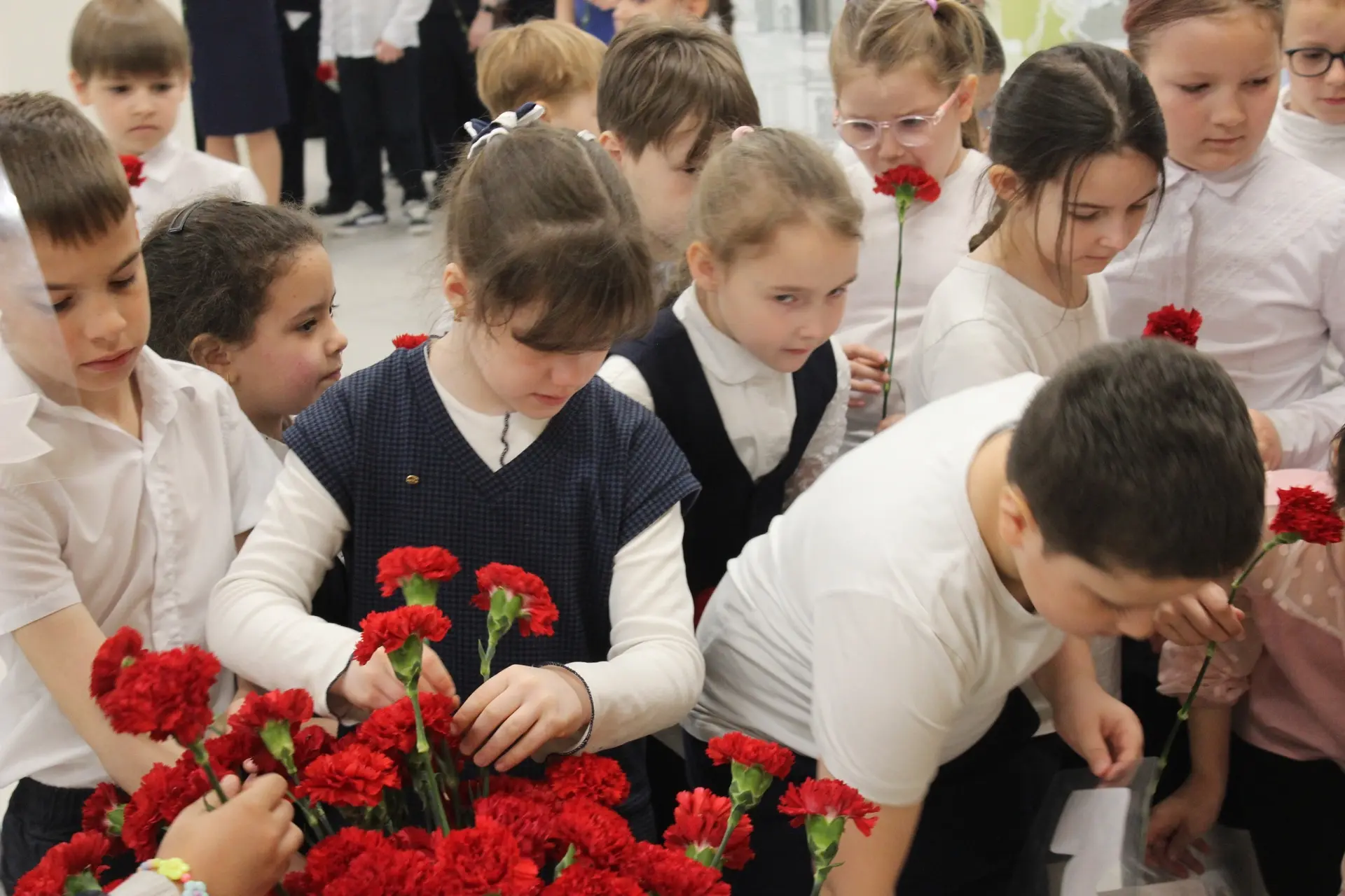 В память о героях: акция «Гвоздика Памяти» в нашей школе  Сегодня в стенах нашей школы мы с гордость
