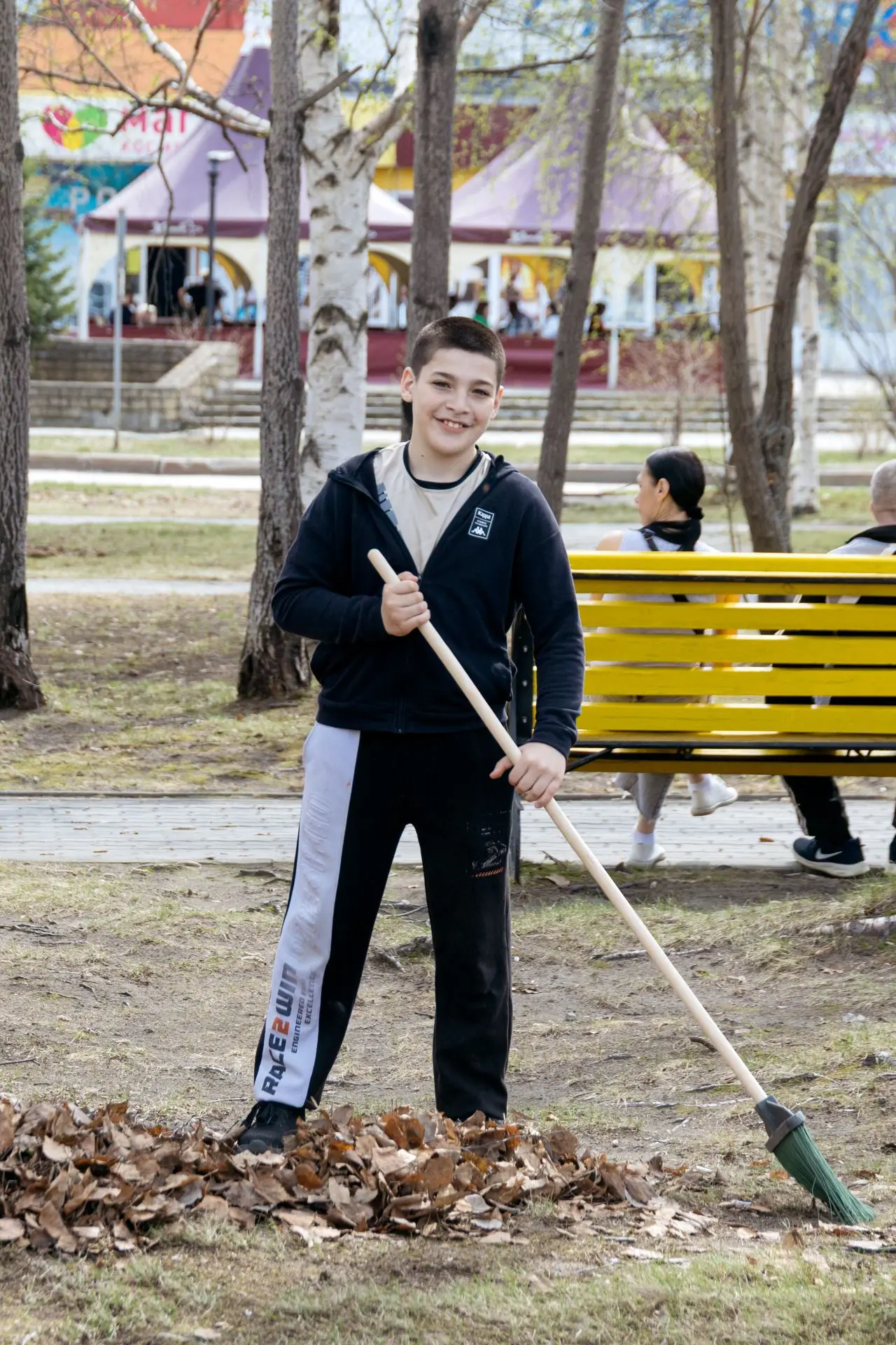С заботой о городе: в Сургуте начались городские субботники  Уборка состоялась на девяти городских т