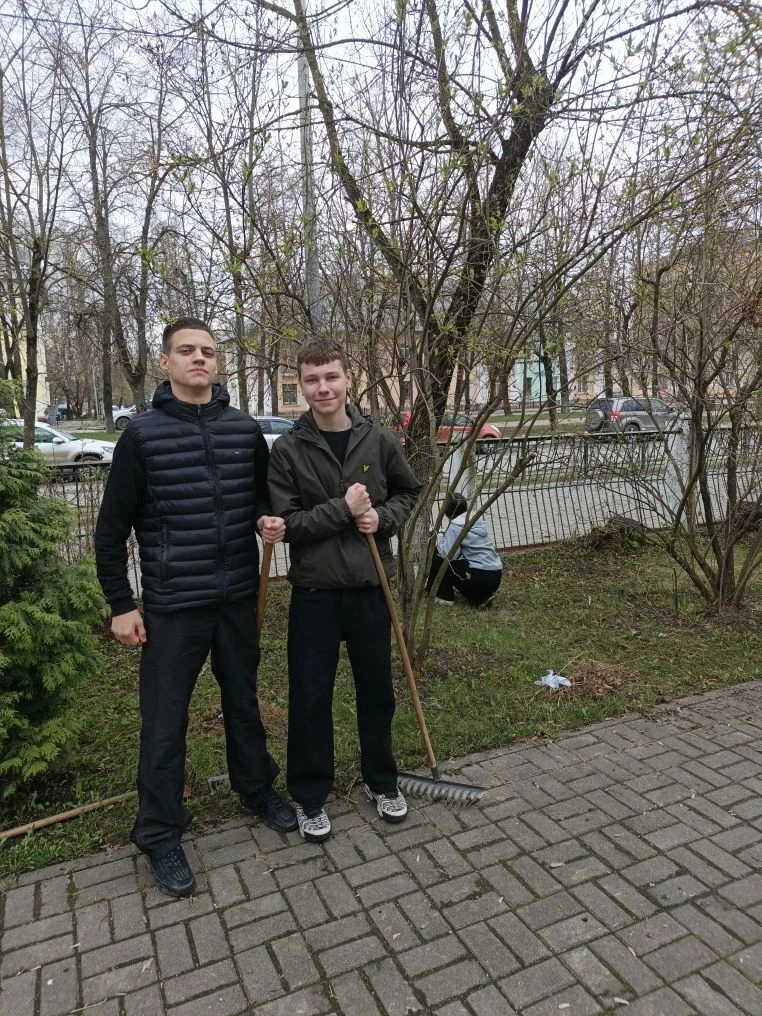 ➡ ШКОЛЬНЫЙ СУББОТНИК  🔥 Учителя и ученики второго корпуса нашей школы вышли на субботник — навели по