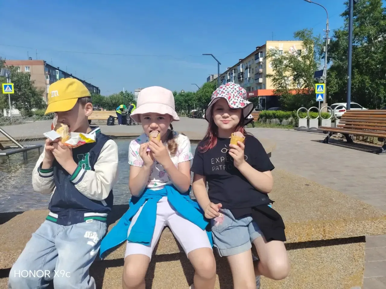 Сегодня ребята из группы «Солнышко»🌞 гуляли по улице Кирова. Они посетили фонтан и наслаждались мор