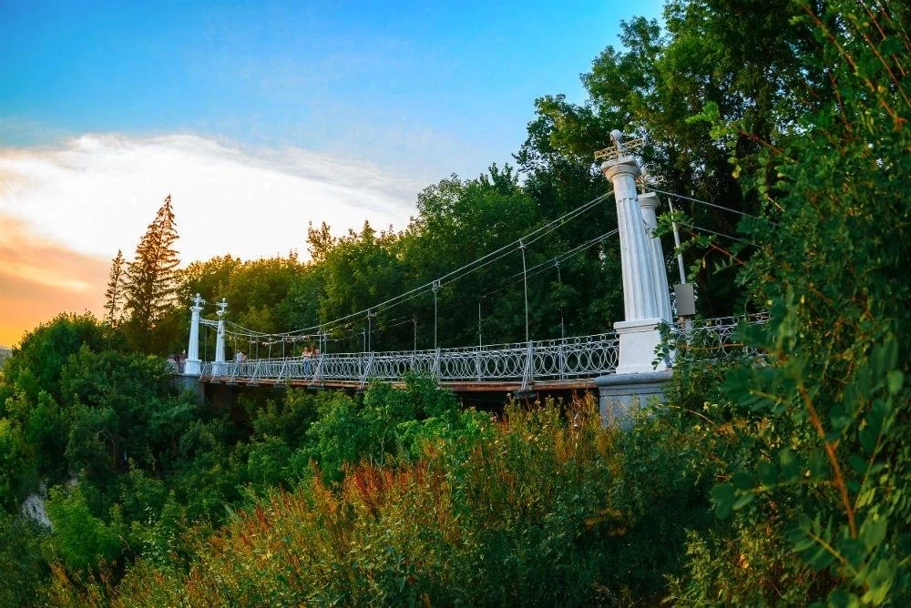 🌉 Мост влюблённых над Белой: место в Уфе, где хранятся тысячи признаний