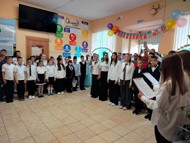 Ежегодно, 1 сентября, в России отмечается День знаний. В этот день в нашей школе по тра...