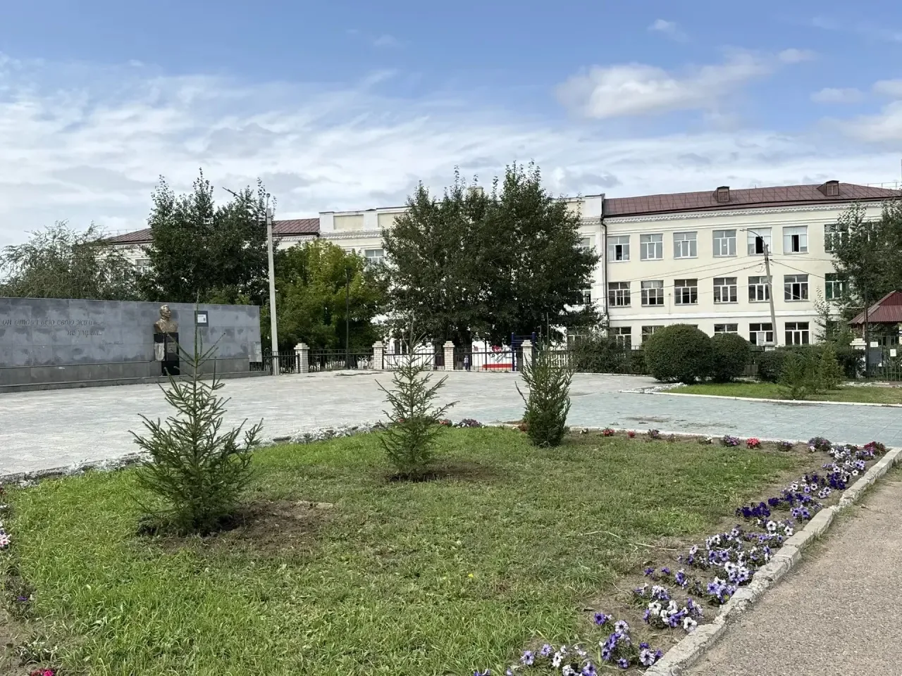 В историческом уголке на улице Бабушкина высадили ели