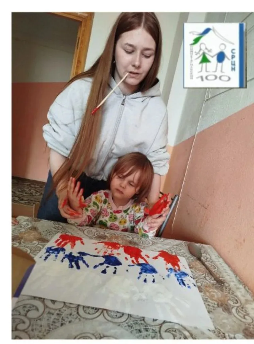 🎨Сегодня в социальной комнате нашего учреждения настоящий творческий день. Мама Виктория и её трое 