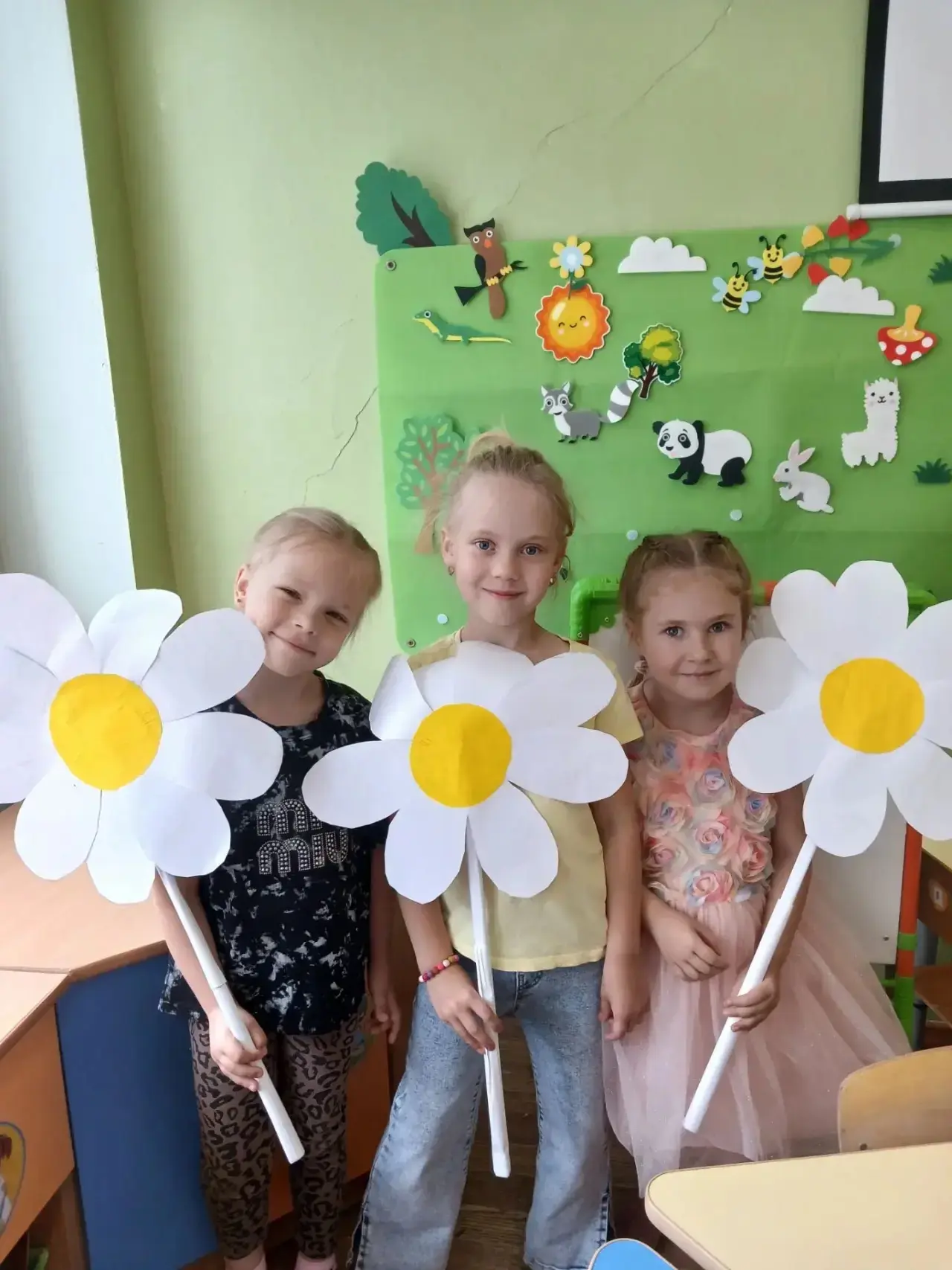 Солнце, ромашка, праздничный день
Дети улыбкой светятся всем🌞
Спросили детишек: что за повод у вас?